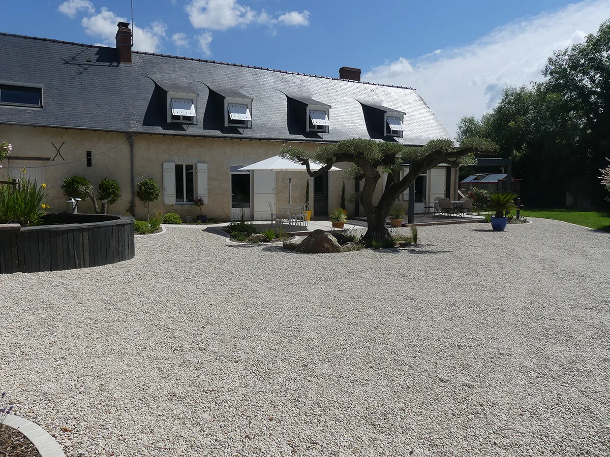 une plage de piscine en bois avec des transats