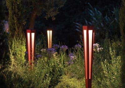 Torches solaires dans un massif