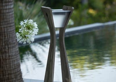 lampe solaire extérieure à côté d'un piscine
