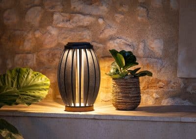 lampe solaire LED sur le rebord d'un muret