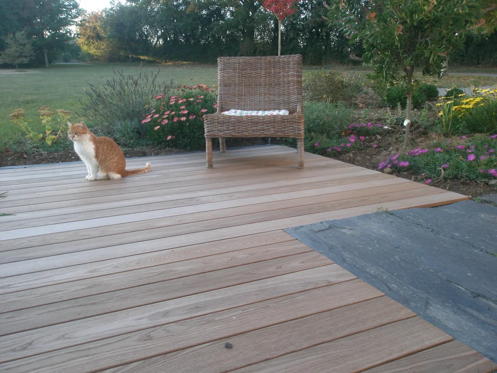 une terrasse bois dans un jardin