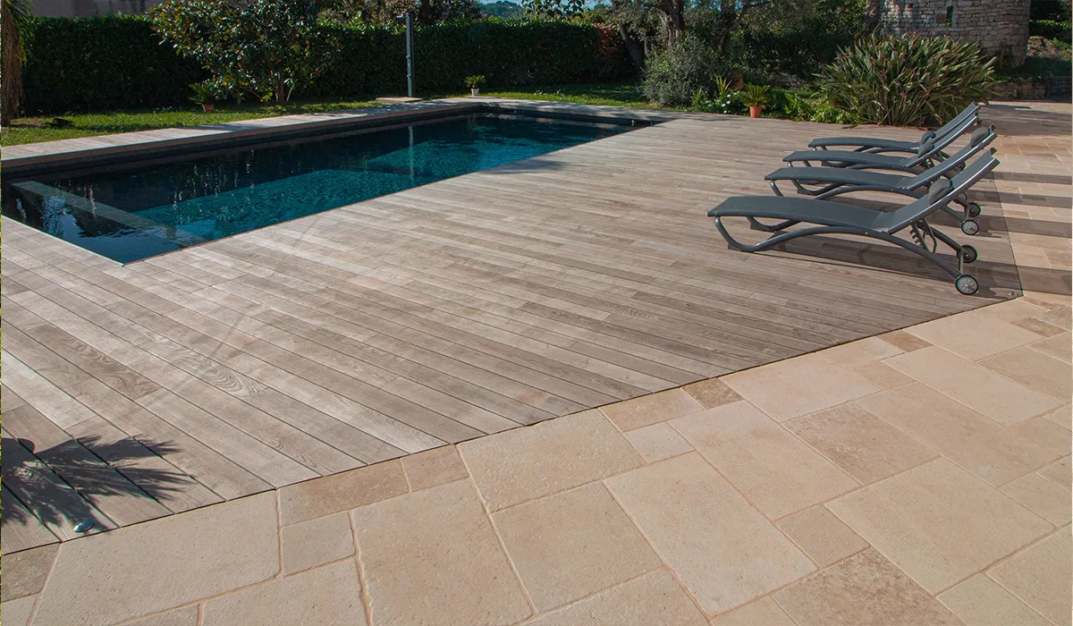 une plage de piscine en bois avec des transats