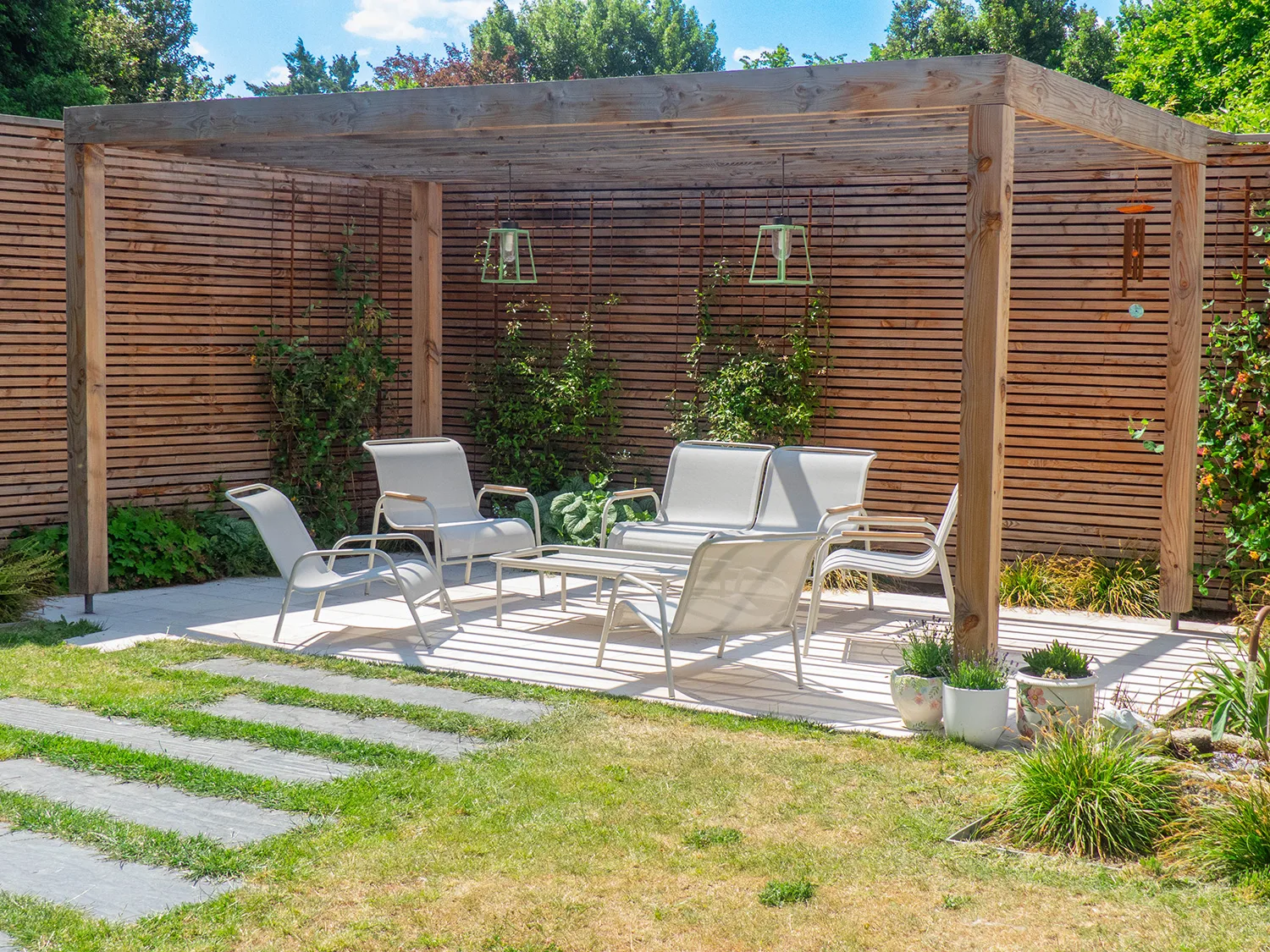 une pergola en bois avec une terrasse