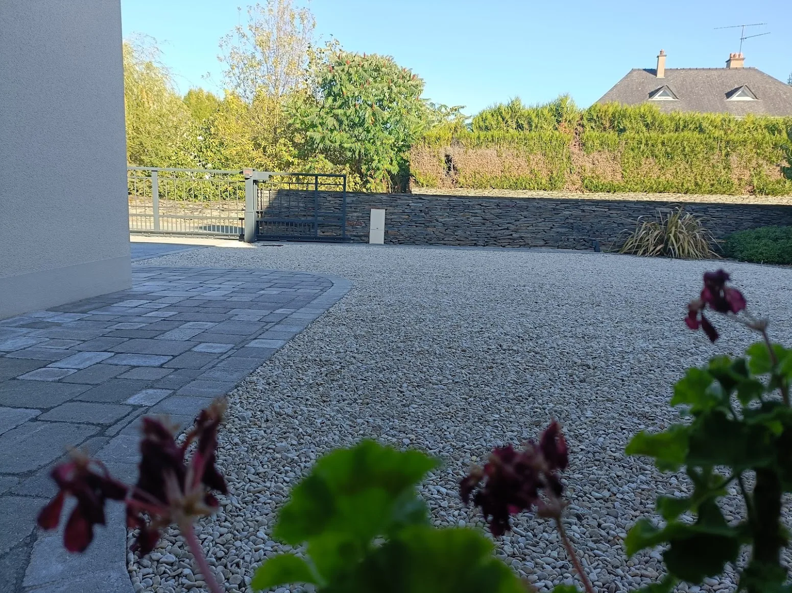 une cour de jardin en gravier bien entretenue