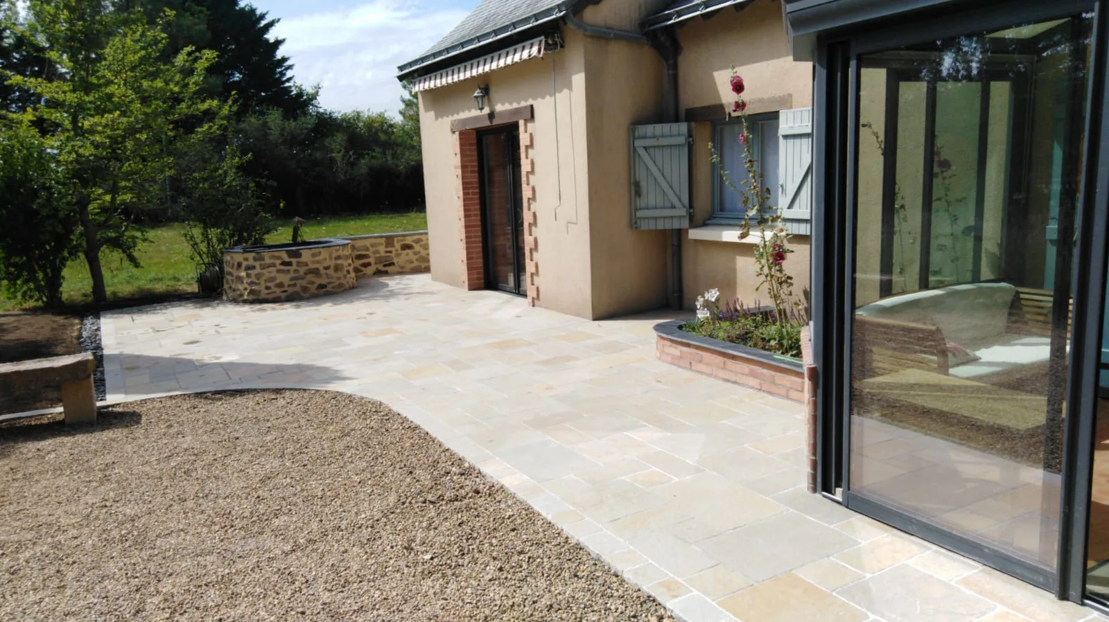 une terrasse en travertin