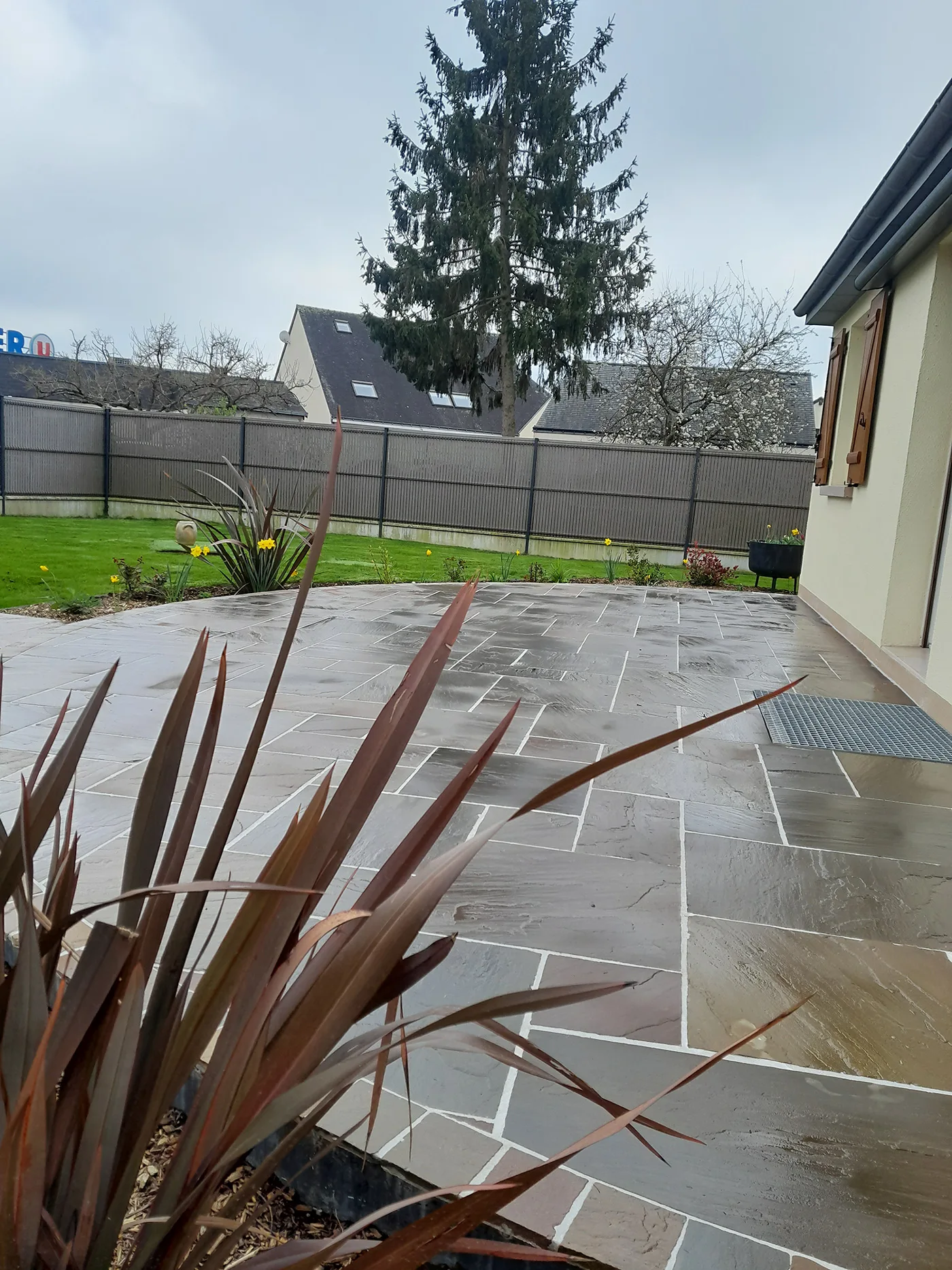 une terrasse en grès