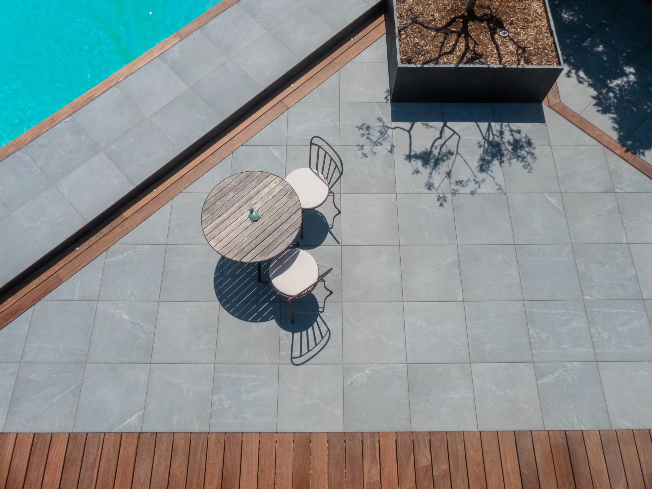 une terrasse en granit