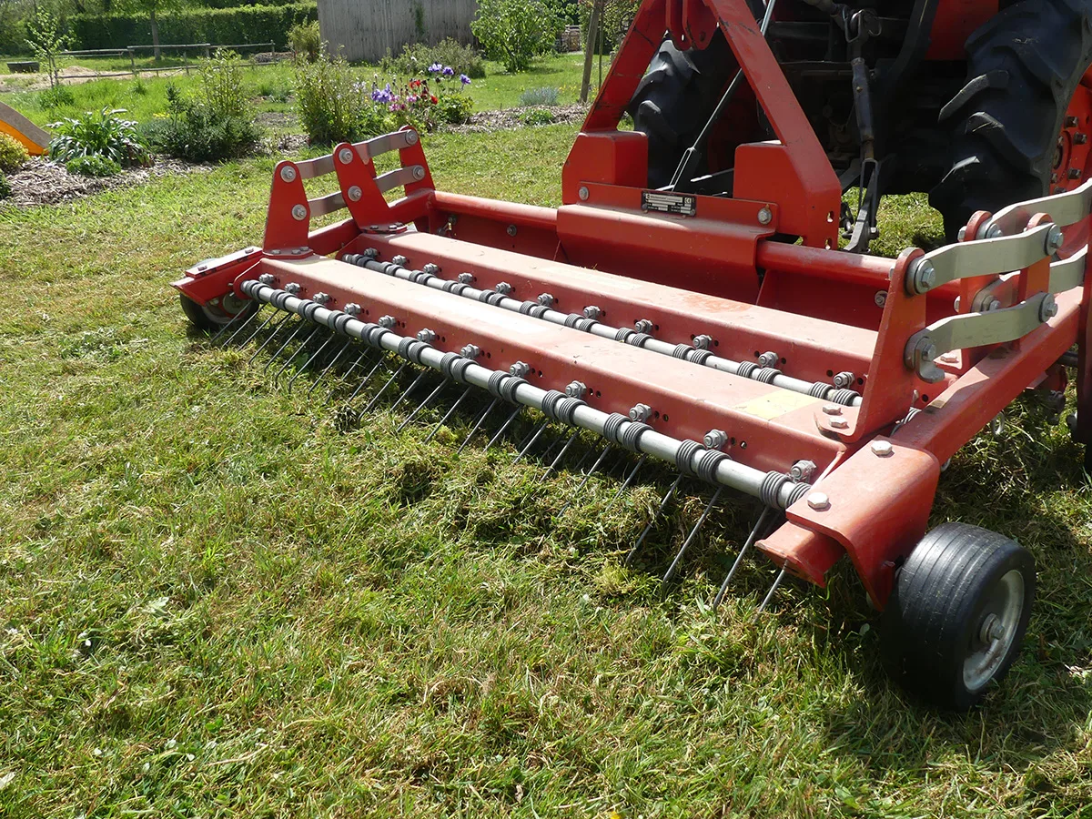 un scarificateur électrique pour scarifier le gazon
