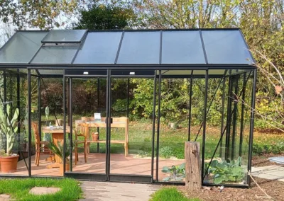 une serre aluminium vitrée