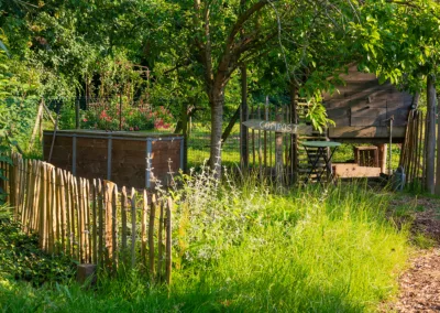 une potager et son composter en bois