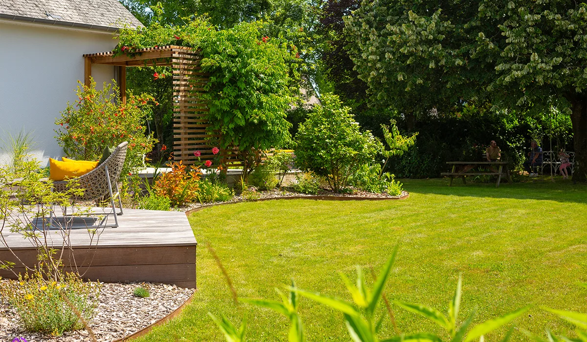 muret en pierre naturelle dans un jardin dans le Maine-et-Loire